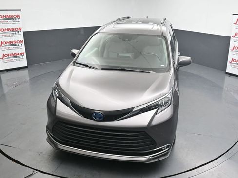 Used 2024 Toyota Sienna XLE FWD image 26