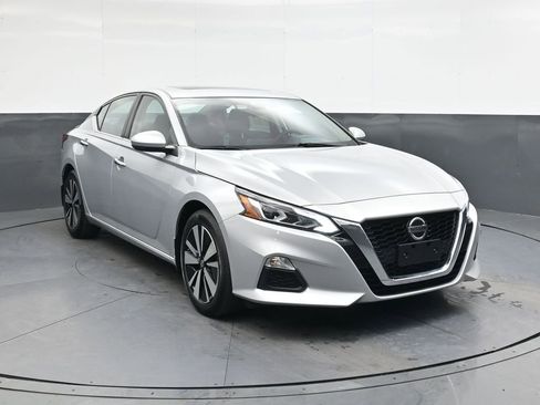 Used 2021 Nissan Altima 2.5 SV w/ SV Premium Package image 2