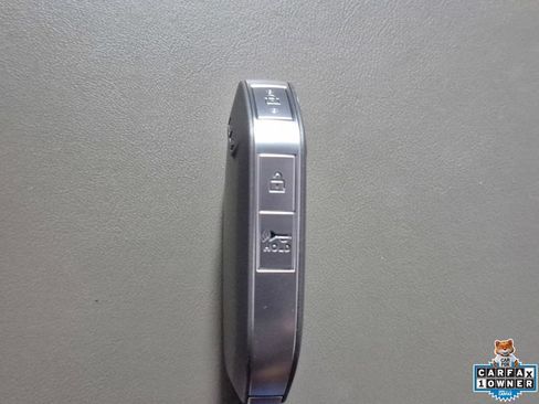 Used 2025 Kia Carnival FWD image 32