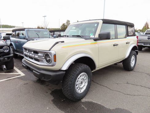 New 2025 Ford Bronco 4-Door image 3