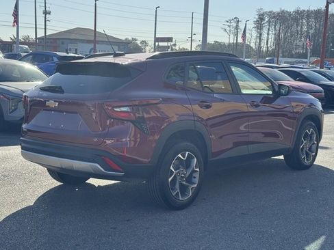 Used 2025 Chevrolet Trax LT w/ LT Convenience Package image 7