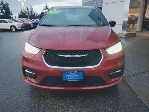 Used 2025 Chrysler Pacifica Select image 5