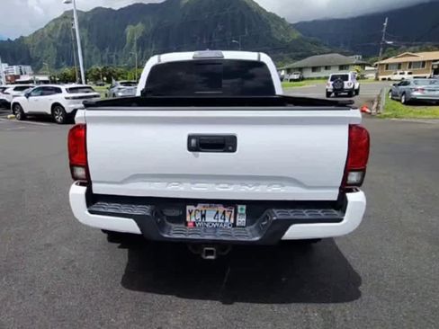 Used 2017 Toyota Tacoma TRD Sport AWD/4WD image 7