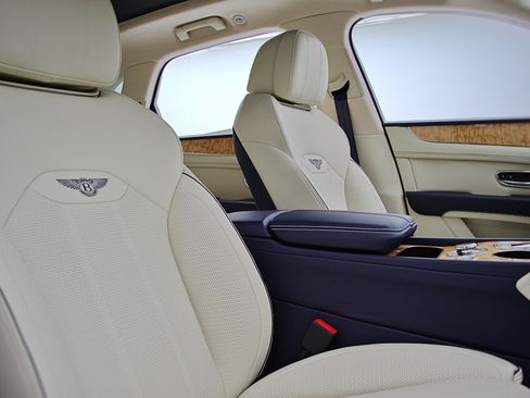 Certified 2023 Bentley Bentayga AWD/4WD image 27