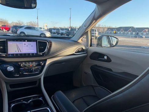 Used 2022 Chrysler Pacifica Limited AWD/4WD image 26