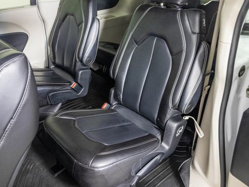 Used 2023 Chrysler Pacifica Touring-L FWD image 37