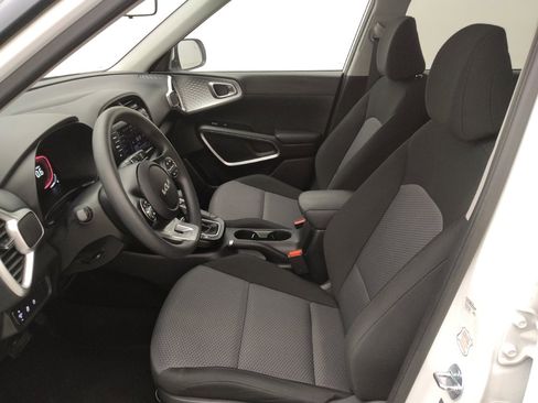 Used 2025 Kia Soul LX w/ LX Technology Package FWD image 17