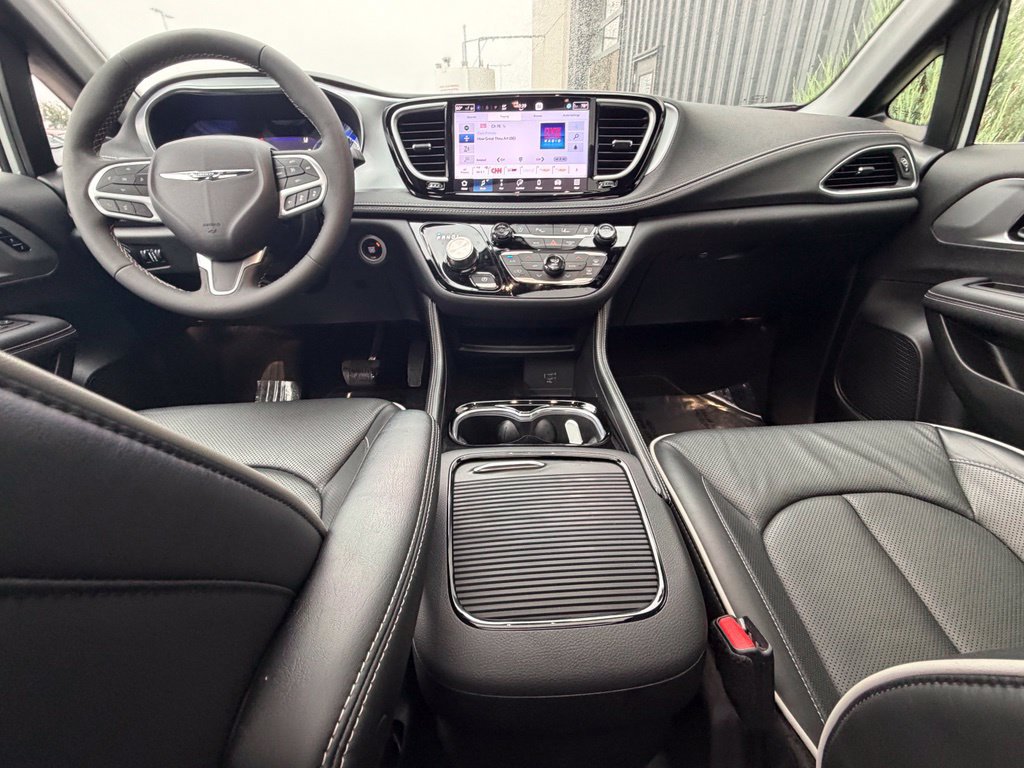 Used 2026 Chrysler Pacifica Limited FWD image 8