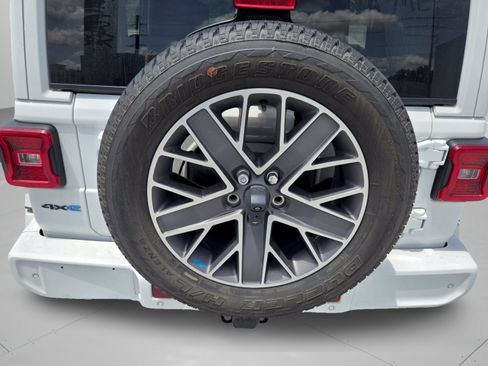 Used 2022 Jeep Wrangler Unlimited Sahara AWD/4WD image 31