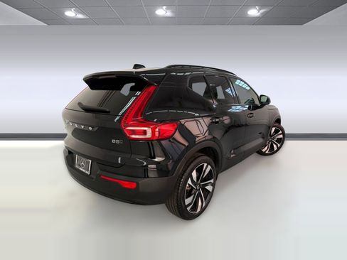 Used 2025 Volvo XC40 B5 Plus image 8