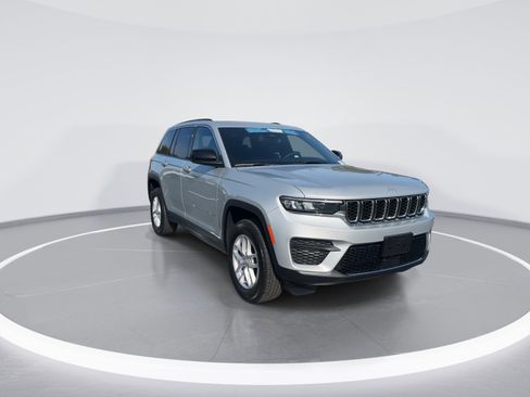 Used 2025 Jeep Grand Cherokee Laredo X AWD/4WD image 2