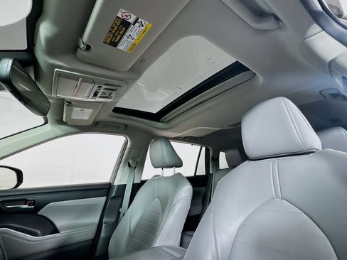 Used 2022 Toyota Highlander XLE AWD/4WD image 15