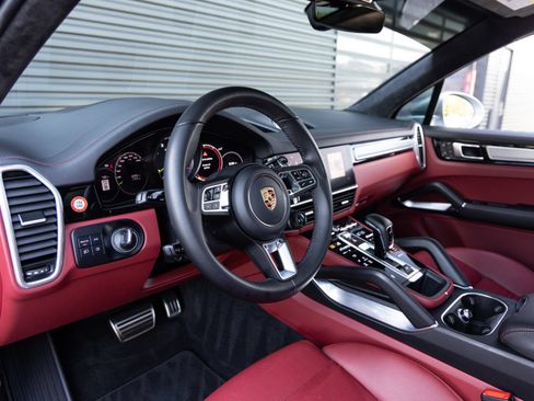 Certified 2023 Porsche Cayenne Turbo S AWD/4WD image 4
