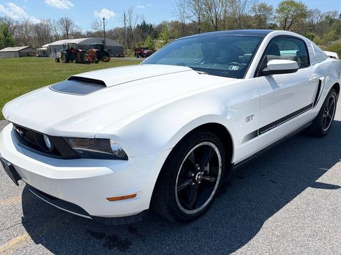 Used 2010 Ford Mustang GT Premium RWD image 3
