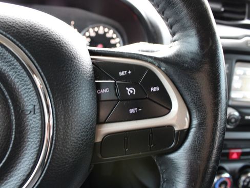 Used 2016 Jeep Renegade Latitude w/ Cold Weather Group image 25