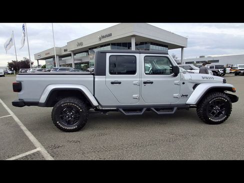 Used 2024 Jeep Gladiator Sport AWD/4WD image 9