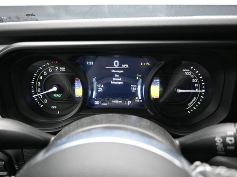 Used 2025 Jeep Wrangler Unlimited Sahara AWD/4WD image 16