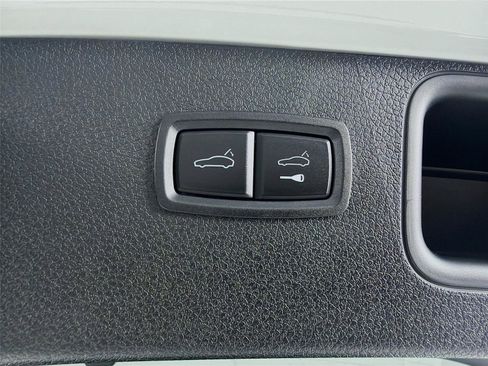 Certified 2025 Porsche Macan AWD/4WD image 24