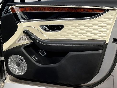 Used 2022 Bentley Flying Spur V8 image 28