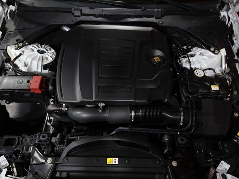 Used 2019 Jaguar XE Landmark Edition image 25