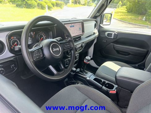 Used 2025 Jeep Wrangler Sport AWD/4WD image 5