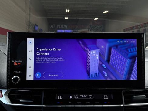 Used 2026 Toyota Sienna XLE FWD image 36