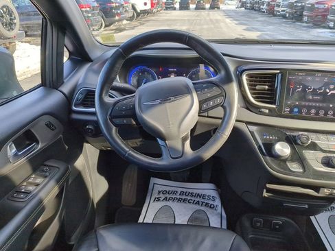 Used 2020 Chrysler Pacifica Touring-L image 14