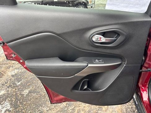 Used 2020 Jeep Cherokee Latitude Plus image 12