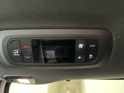 Used 2025 Chrysler Pacifica Limited image 17