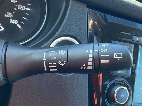 Used 2018 Nissan Rogue SV image 23