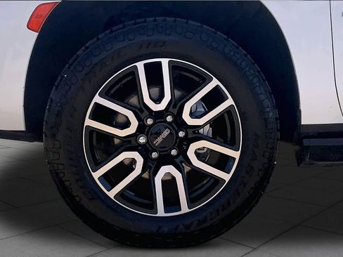 Used 2024 GMC Yukon XL AT4 w/ AT4 Premium Package AWD/4WD image 11