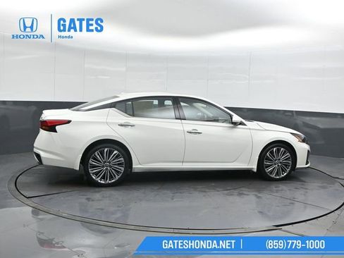 Used 2023 Nissan Altima 2.5 SL image 3