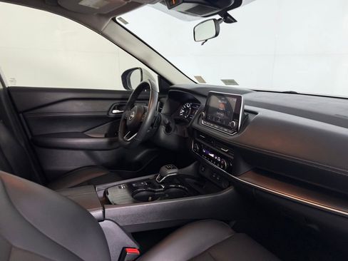 Used 2024 Nissan Rogue SV w/ SV Premium Package FWD image 31