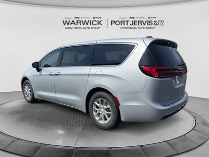 New 2026 Chrysler Pacifica Select