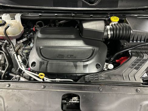 Used 2024 Chrysler Pacifica Touring-L image 27