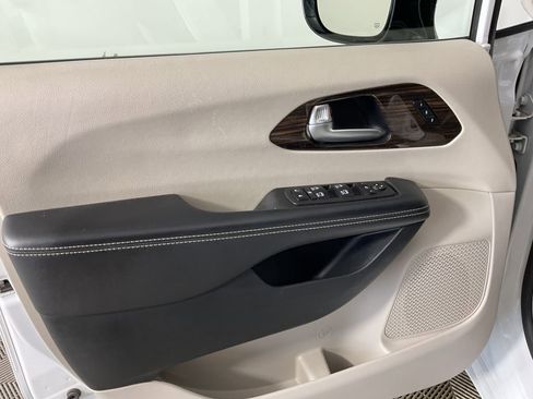 Used 2023 Chrysler Pacifica Limited FWD image 17