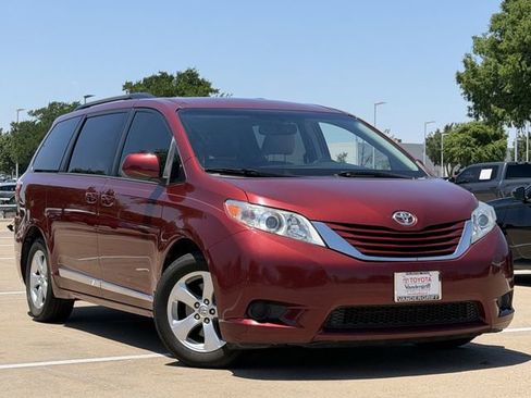 Used 2015 Toyota Sienna LE FWD image 2