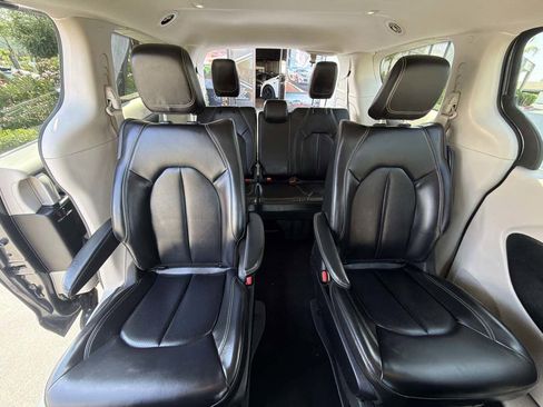 Used 2023 Chrysler Pacifica Touring-L FWD image 17