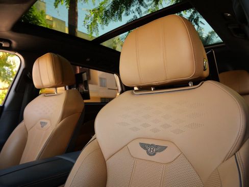 Used 2023 Bentley Bentayga Extended Wheelbase image 17