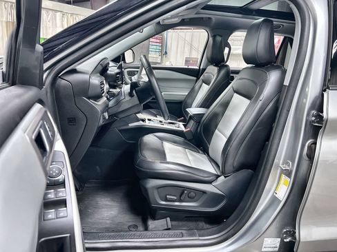 Used 2023 Ford Explorer XLT w/ Equipment Group 202A AWD/4WD image 12
