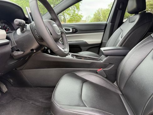 Used 2025 Jeep Compass Limited image 27