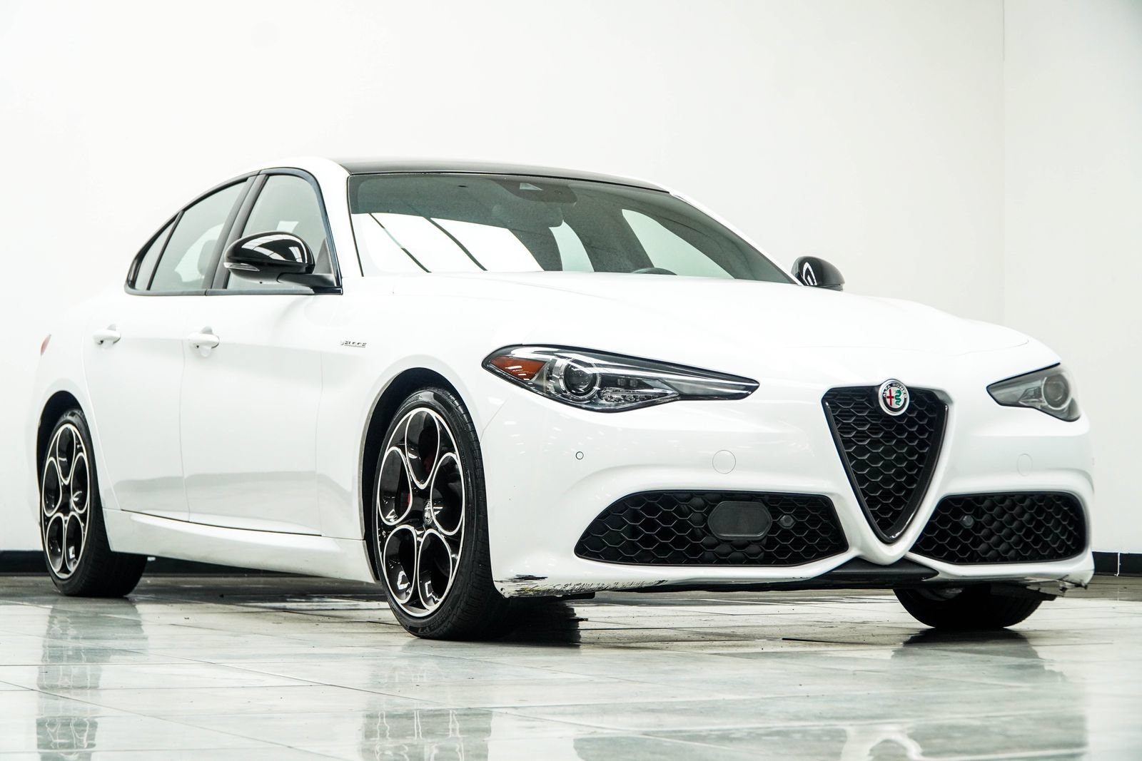 Used 2023 Alfa Romeo Giulia Veloce RWD image 5