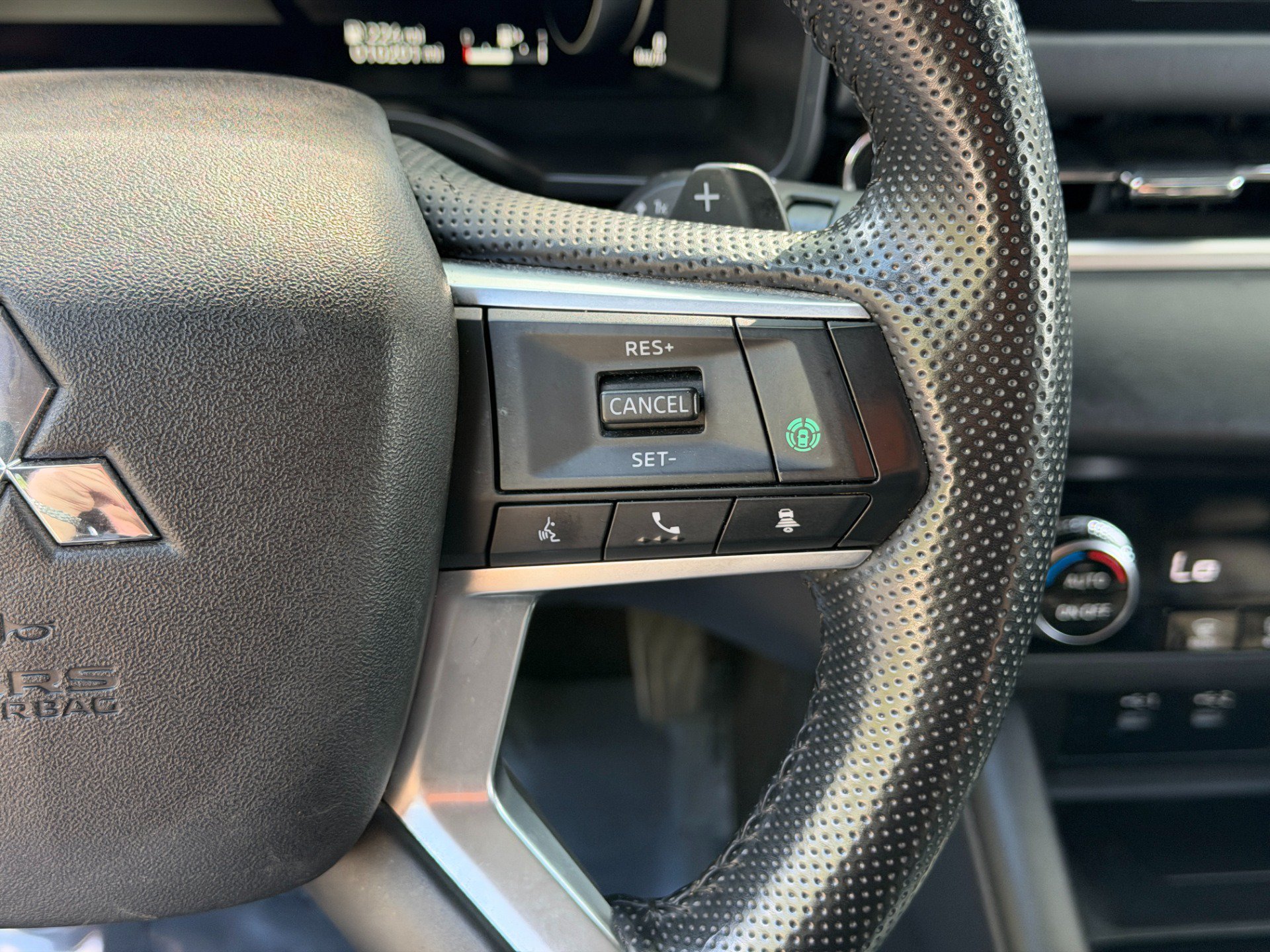 Used 2025 Mitsubishi Outlander SE FWD image 37