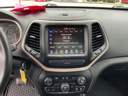 Used 2017 Jeep Cherokee Latitude w/ Cold Weather Group AWD/4WD image 19