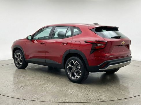 Used 2025 Chevrolet Trax LT w/ LT Convenience Package image 6