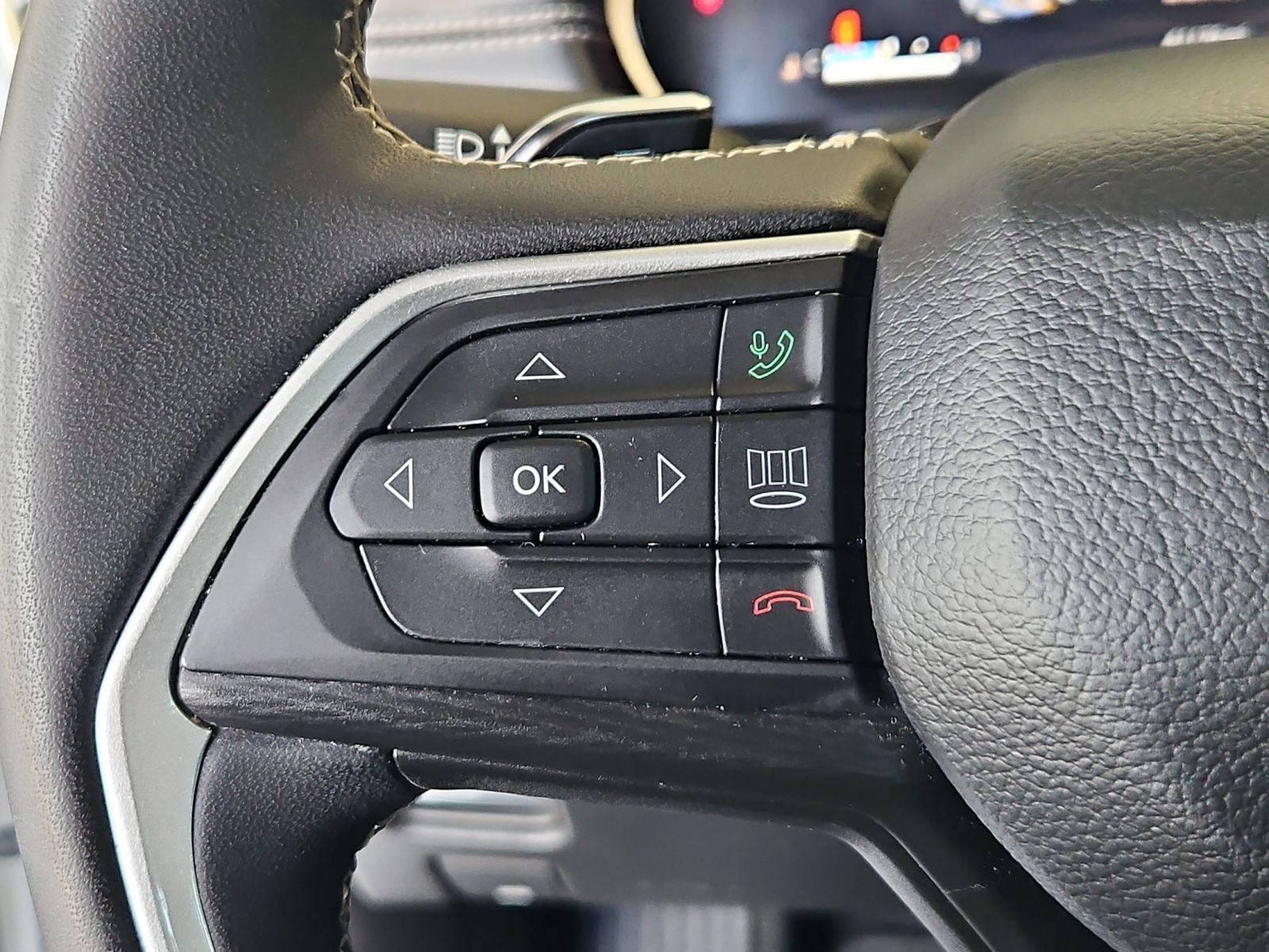 Used 2023 Jeep Grand Cherokee Laredo AWD/4WD image 13