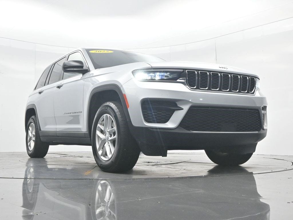Used 2025 Jeep Grand Cherokee Laredo X AWD/4WD image 35