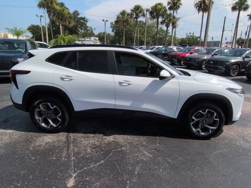 Used 2024 Chevrolet Trax LT w/ Driver Confidence Package FWD image 3