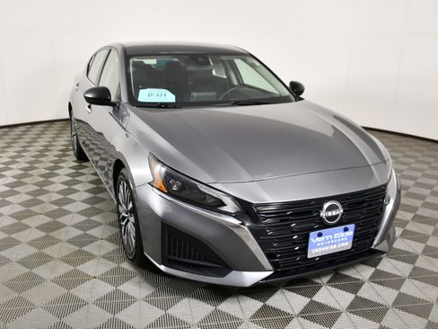 Used 2024 Nissan Altima 2.5 SV FWD image 3