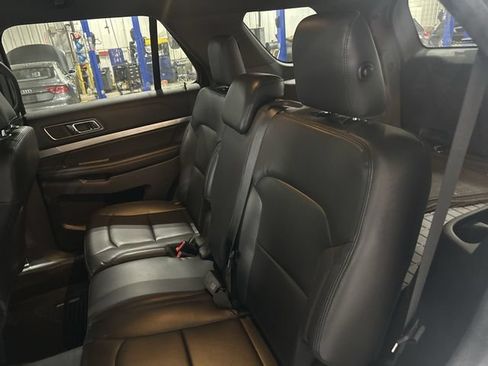 Used 2019 Ford Explorer XLT w/ Equipment Group 202A FWD image 30